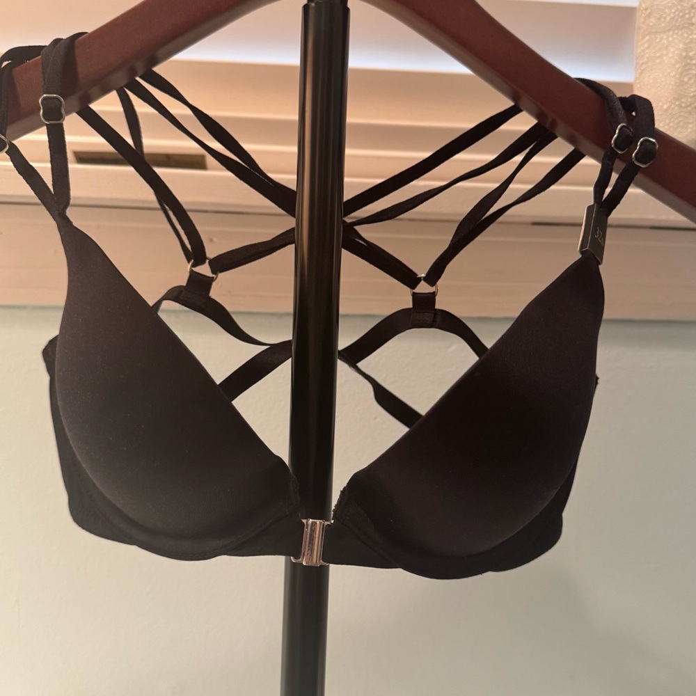 NWOT Victoria’s Secret Very Sexy Strappy Push-up Bra. Black. Size 32B.